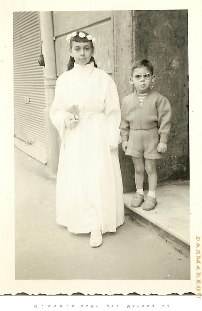 FAMILLE 013 ORAN COMMUNION SOLENNELLE DEVANT LE 101 DE LA RUE DE MOSTAGANEM.jpg